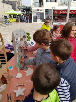 Les élèves du dispositif au marché